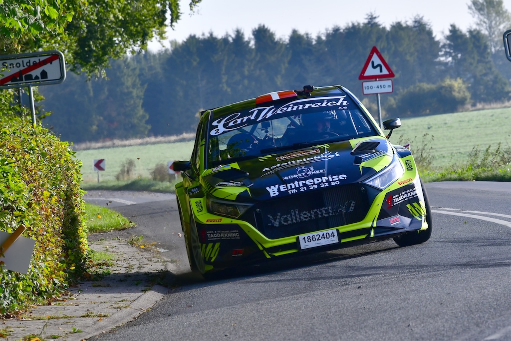 Vallentin og Isaksen på lørdagens første hastighedsprøve ved Snoldelev og på vej mod totalsejren i Rally Midtsjælland, fjerde runde af Dansk Super Rally 2025 med start og mål i Viby Sj.
(Foto: Morten Dam)